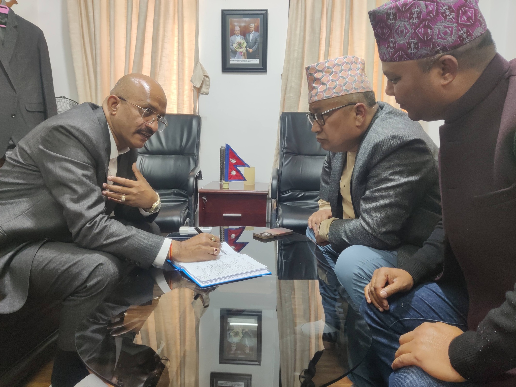 माथिल्लो कर्णाली जलविद्युत आयोजनाको प्रगतिबारे रास्वपा उम्मेदवार शाही र जीएमआर आयोजना प्रमुख शर्माबीच छलफल