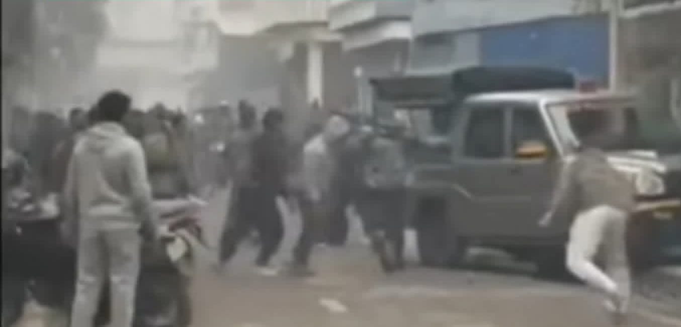 वीरगञ्जको आदर्शनगरमा सुरक्षाकर्मी र व्यापारीबीच झडप : एक सशस्त्र प्रहरी घाइते, गोदाममा छापा