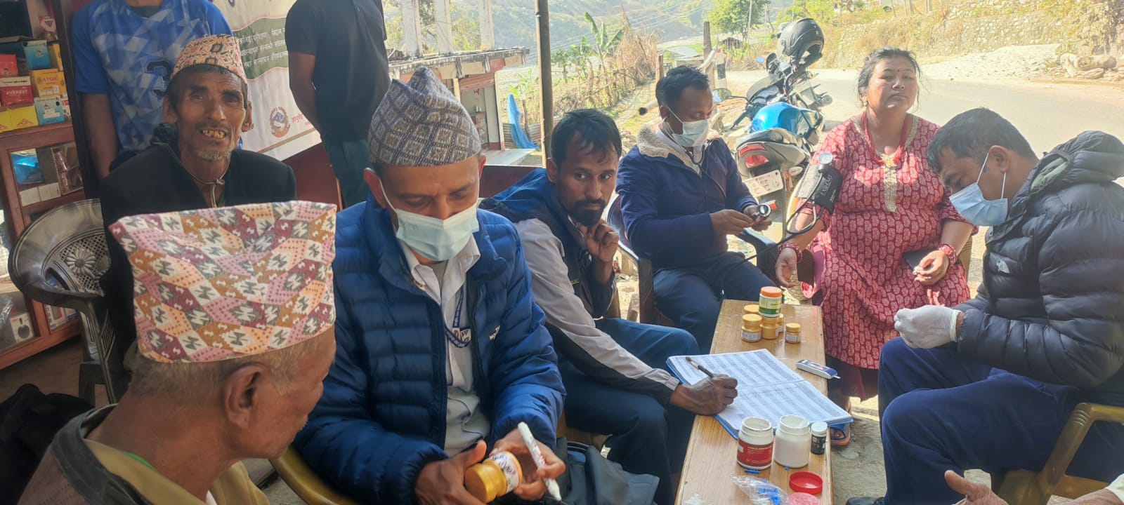 गाउँमा देखिँदै दीर्घरोगको भार : रामेछापमा आयुर्वेद चिकित्सालयको घरदैलो उपचार