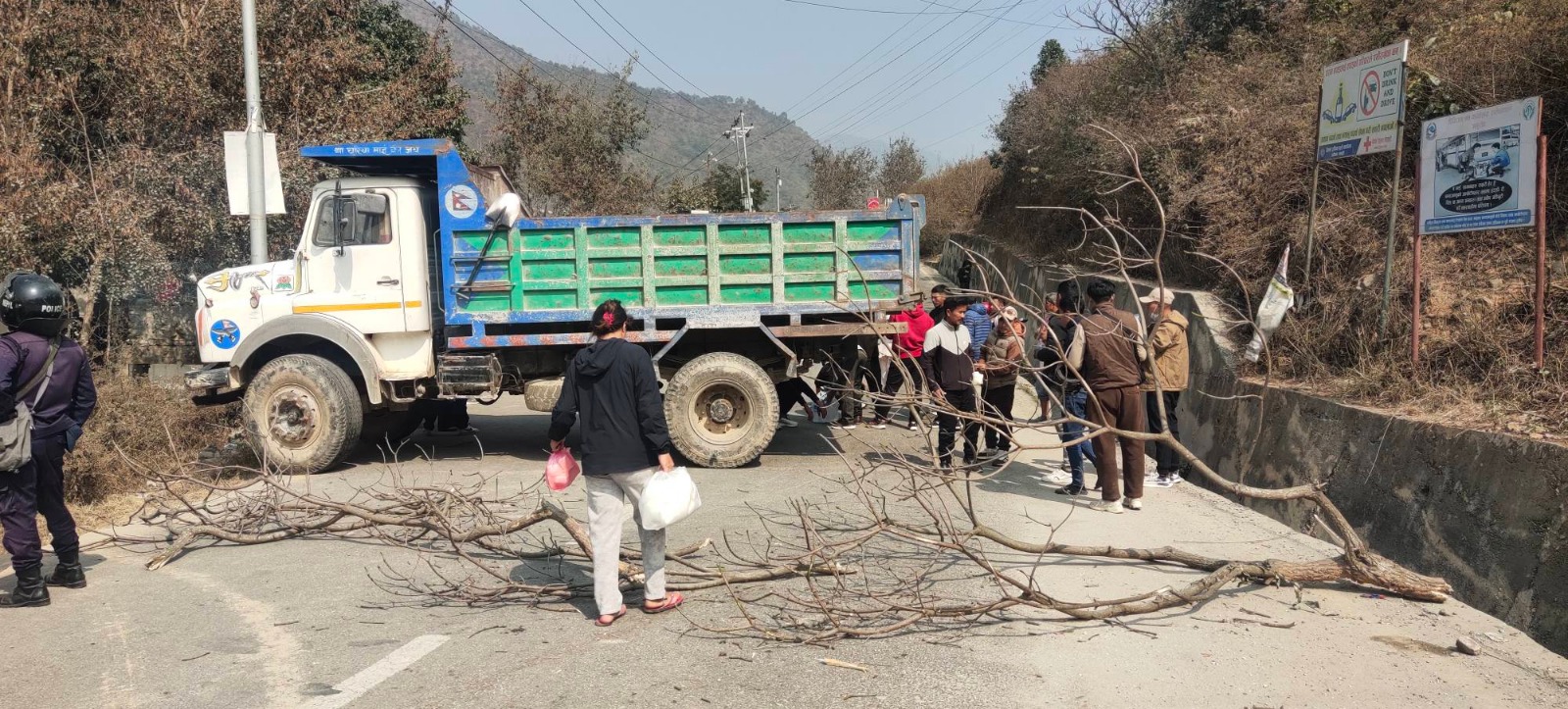 बस दुर्घटनापछि मन्थलीमा यातायात अवरुद्ध, पीडितलाई न्याय दिन माग