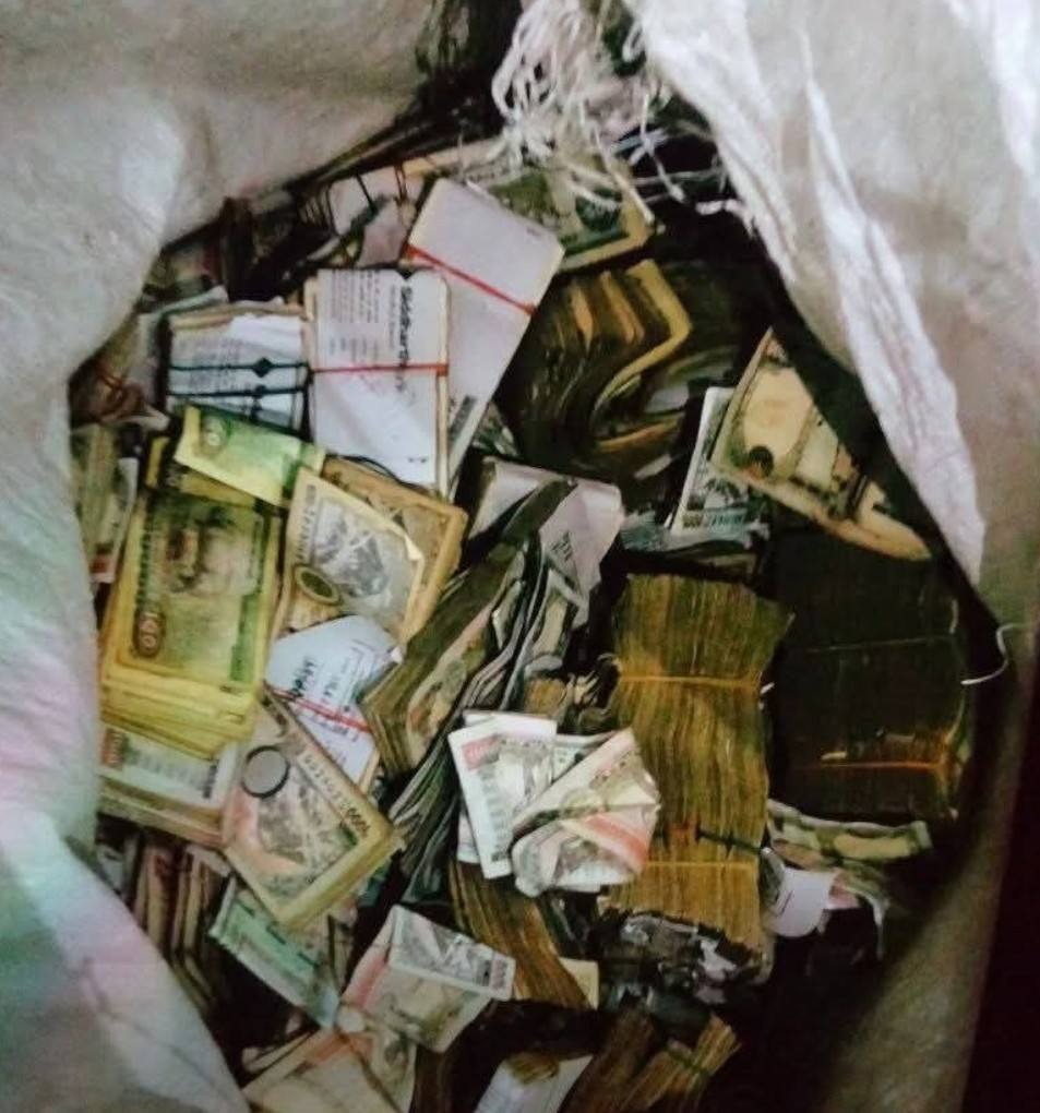 सिन्धुलीको घ्याङलेखस्थित एसबीआई बैंकबाट करिब ३ करोड ७ लाख रुपैयाँ लुटियो