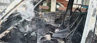 काठमाडौंमा दुईवटा गाडीमा आगजनी, दुर्गा प्रसाईं समूहले जलाएको आशंका