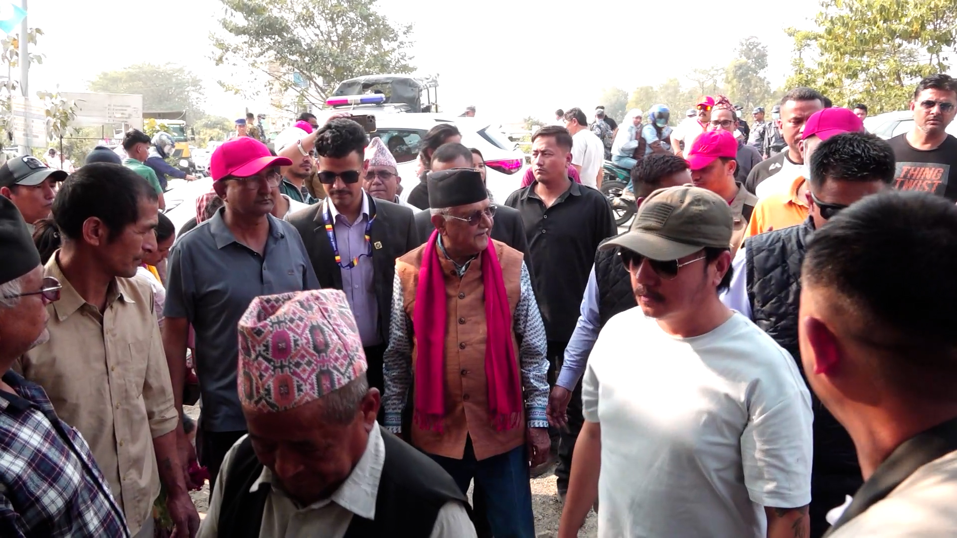 झापा ५ का विभिन्न टोलमा पुगेर मतदातसँग भेट्दै ओली