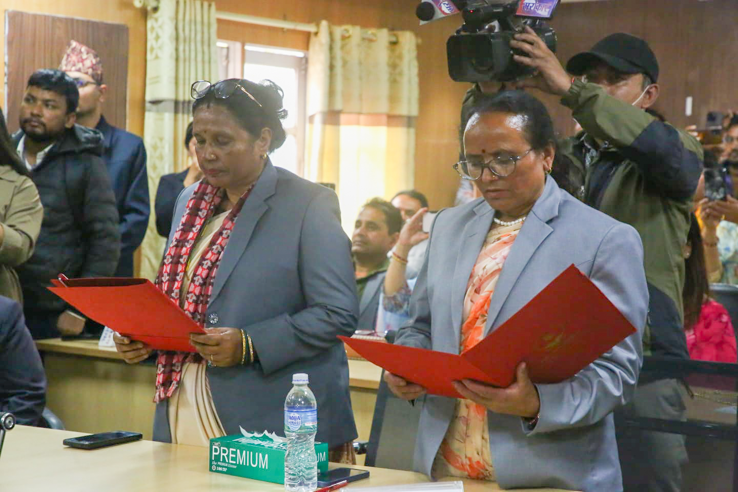 तस्बिरमा हेर्नुस् राष्ट्रिय सभाका नवनिर्वाचित सदस्यको शपथ