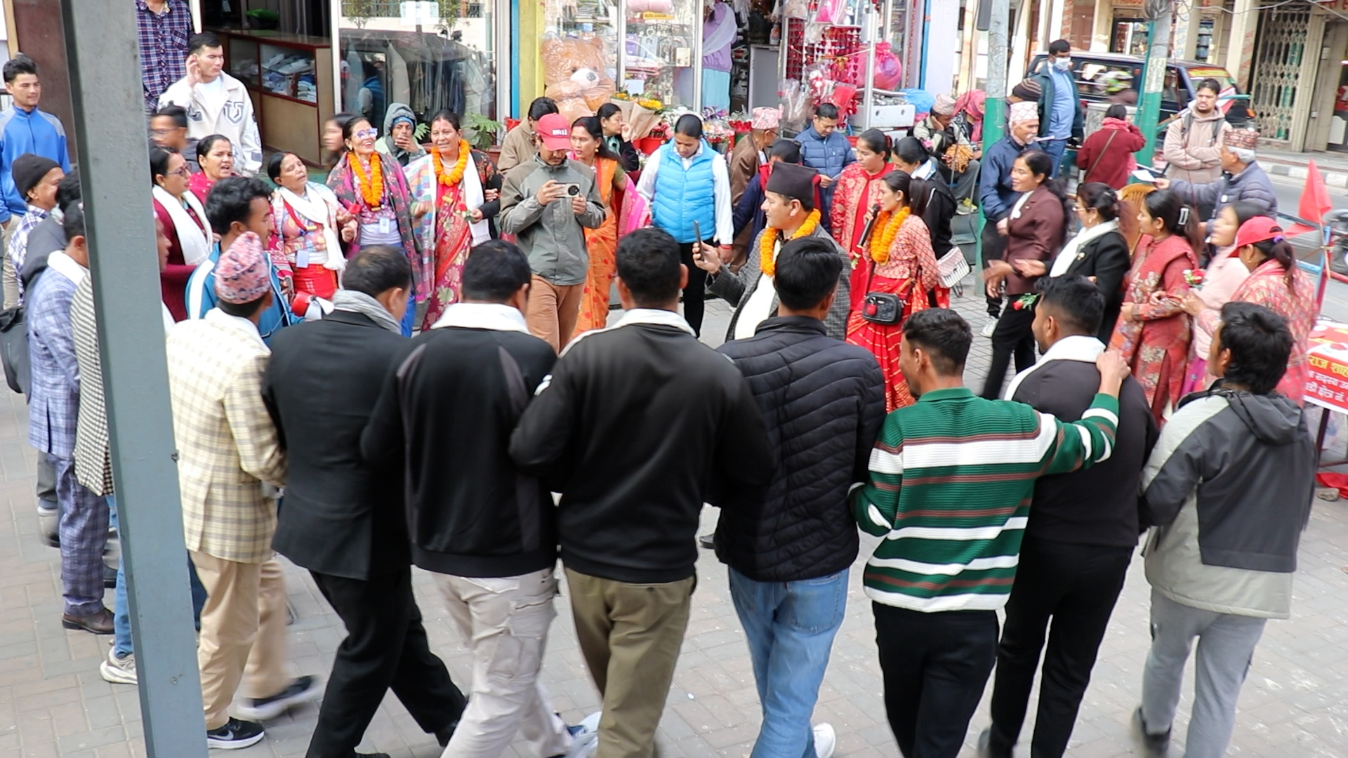 चुनावको नौलो अभियान स् गुलाब बोकेर देउडा गीतमा नाचगान