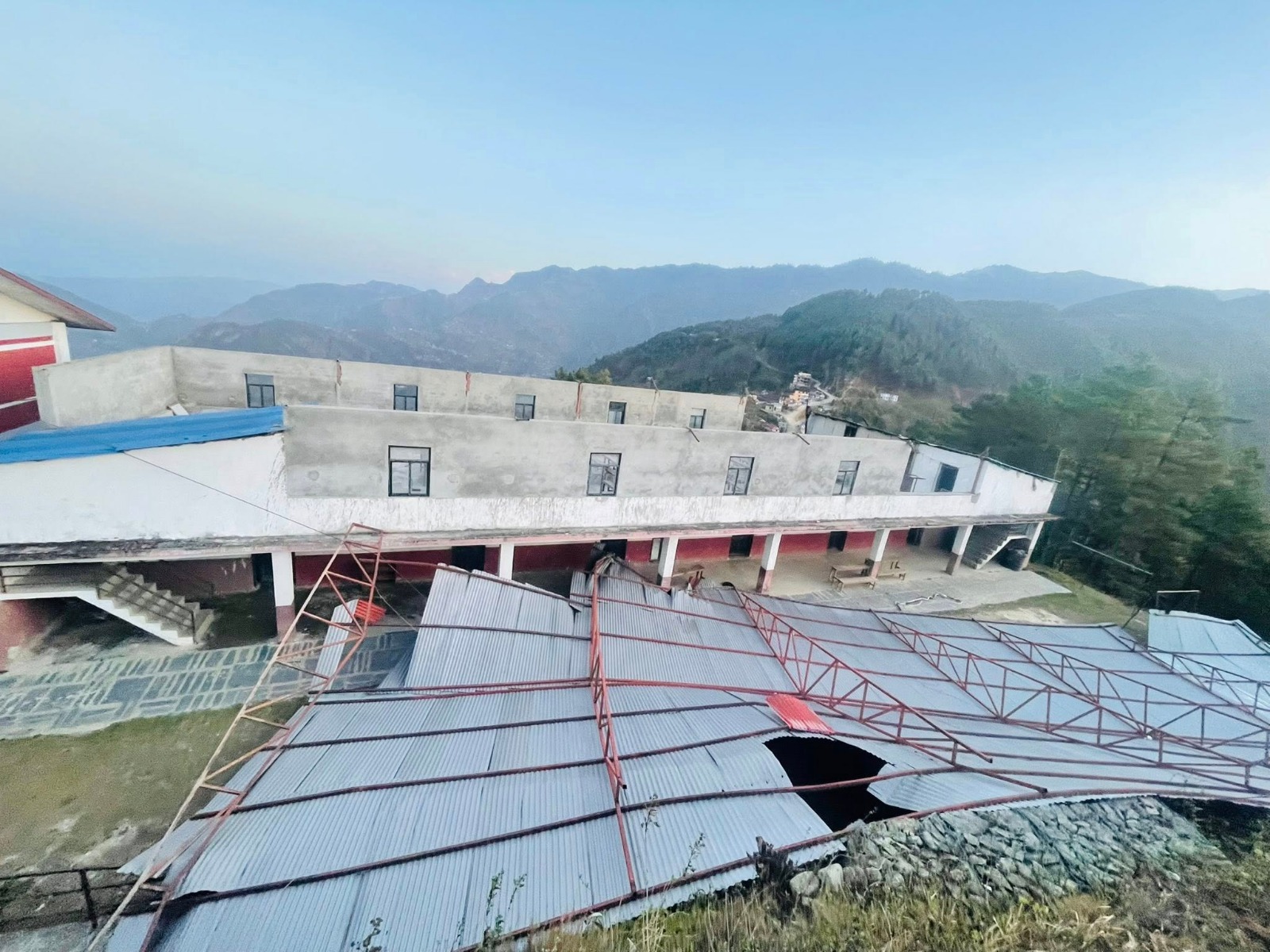 रामेछापमा १० वर्ष यताकै ठुला हावा– हुरी : विद्यालयका छाना उडे, विद्युत सेवा अवरुद्ध